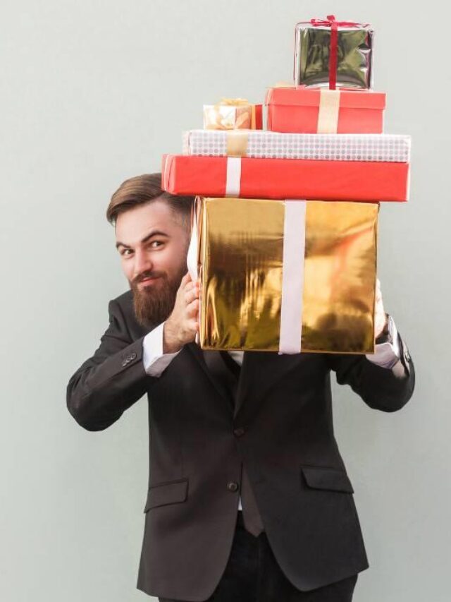 Homem segurando brindes que serão dados aos colaboradores em data celebrativas.