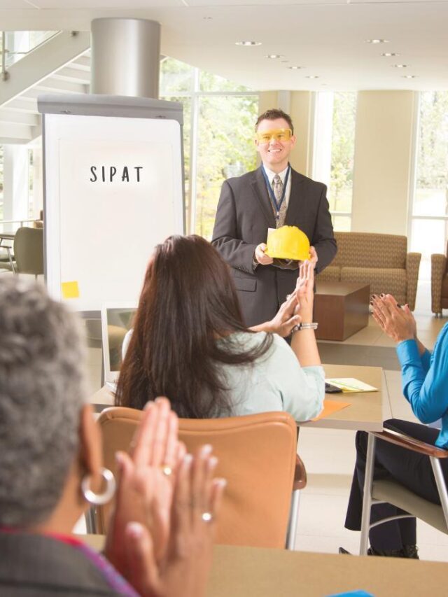 Grupo de funcionários participando de uma palestra durante o evento SIPAT em sua empresa.