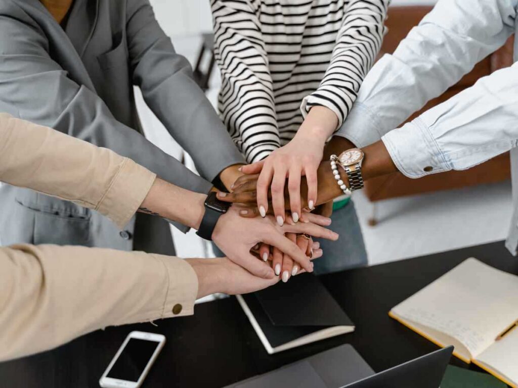 Integrantes da CIPA comemorando que as campanhas de conscientização foram efetivas.